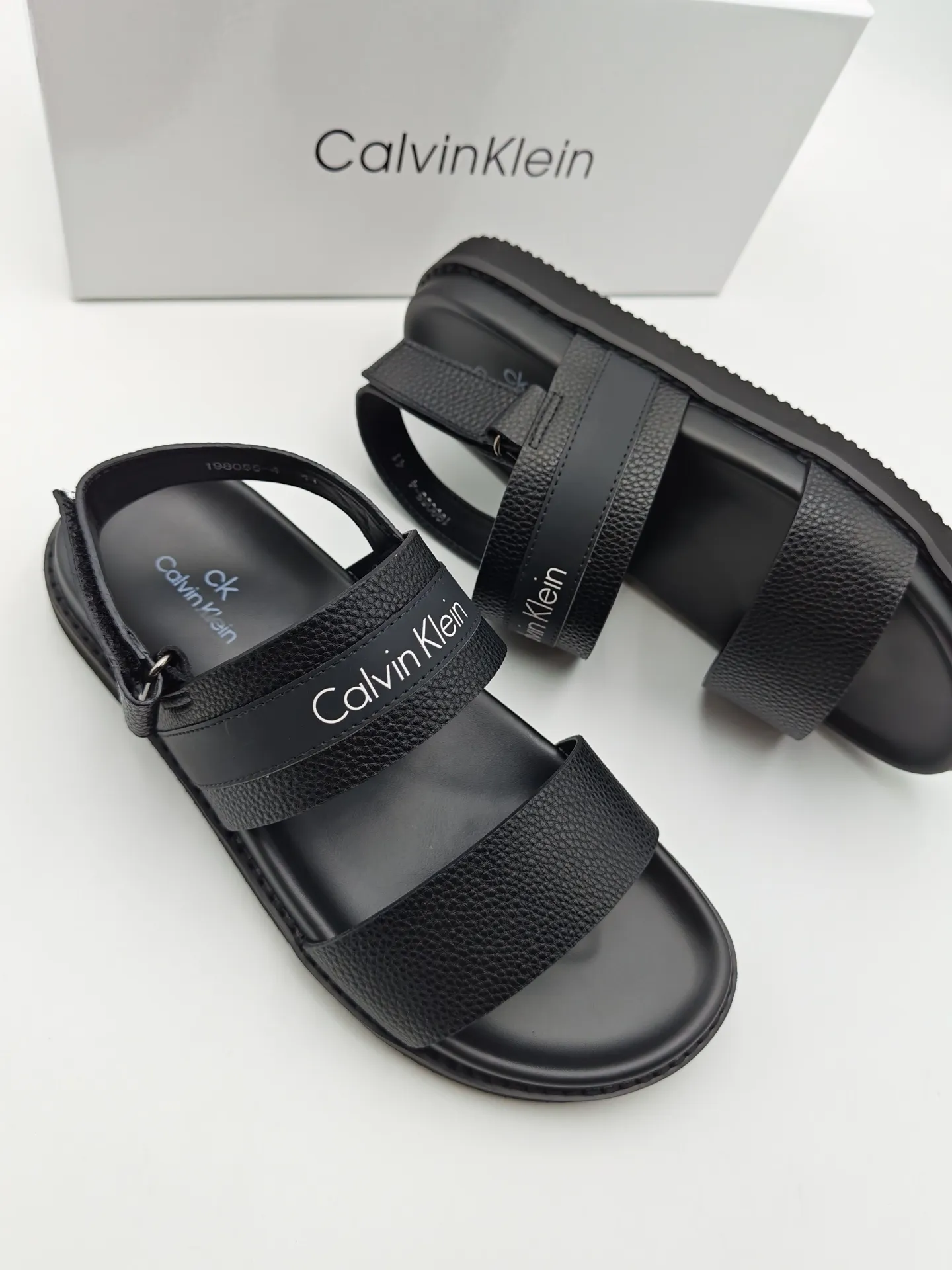 Men's shoes 💰300 Calvin Klein CK men's slippers, the upper of this slipper is made of imported cowhide, and the sole is also imported new EVA material. The foamed ultra-light outsole is more non-slip, three-dimensional and skin-friendly. Available from stock, long-term availability, Size: 38-46 yards.